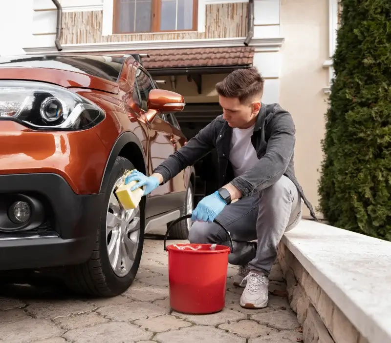 Lavage auto à domicile Saint-Armel : professionnel intervenant sur un véhicule